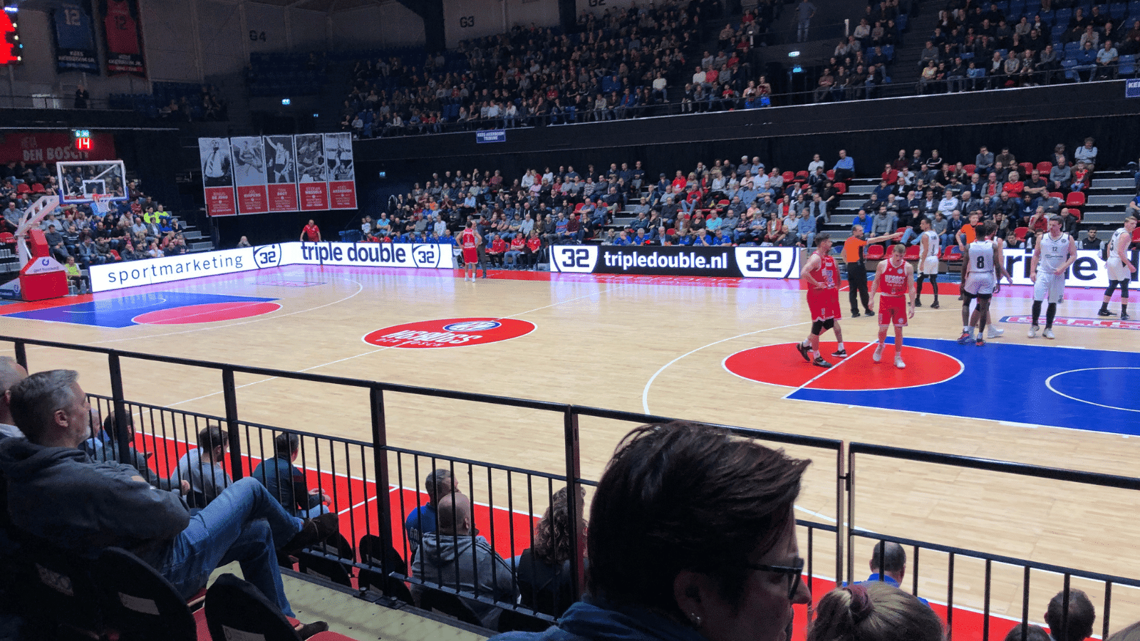 Vidiled LED-boarding rondom het basketbalveld in de Maaspoort Den Bosch tijdens een Heroes Den Bosch thuiswedstrijd
