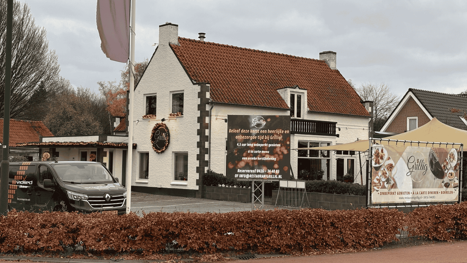 Vidiled LED-scherm bij Restaurant Grillig Kaatsheuvel met donkere advertentie-opmaak zichtbaar in de schemering