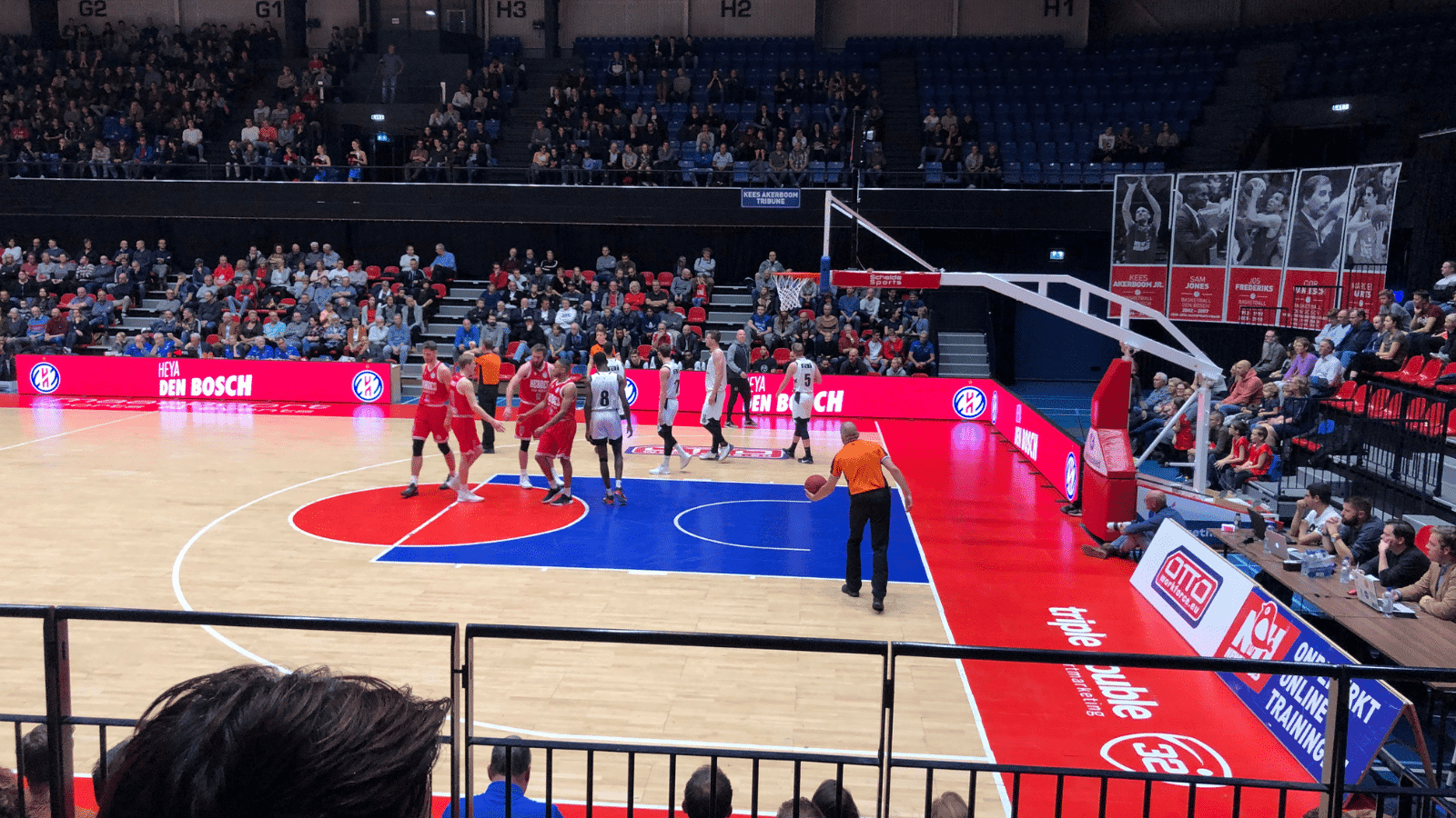 Basketbalspelers in actie tijdens Heroes Den Bosch wedstrijd met Vidiled LED-reclameborden langs het speelveld