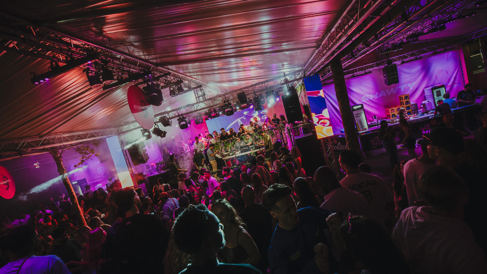 Artiesten op het podium voor een heldere Vidiled LED-wall tijdens Shawty in Town Festival 2025 in Eindhoven