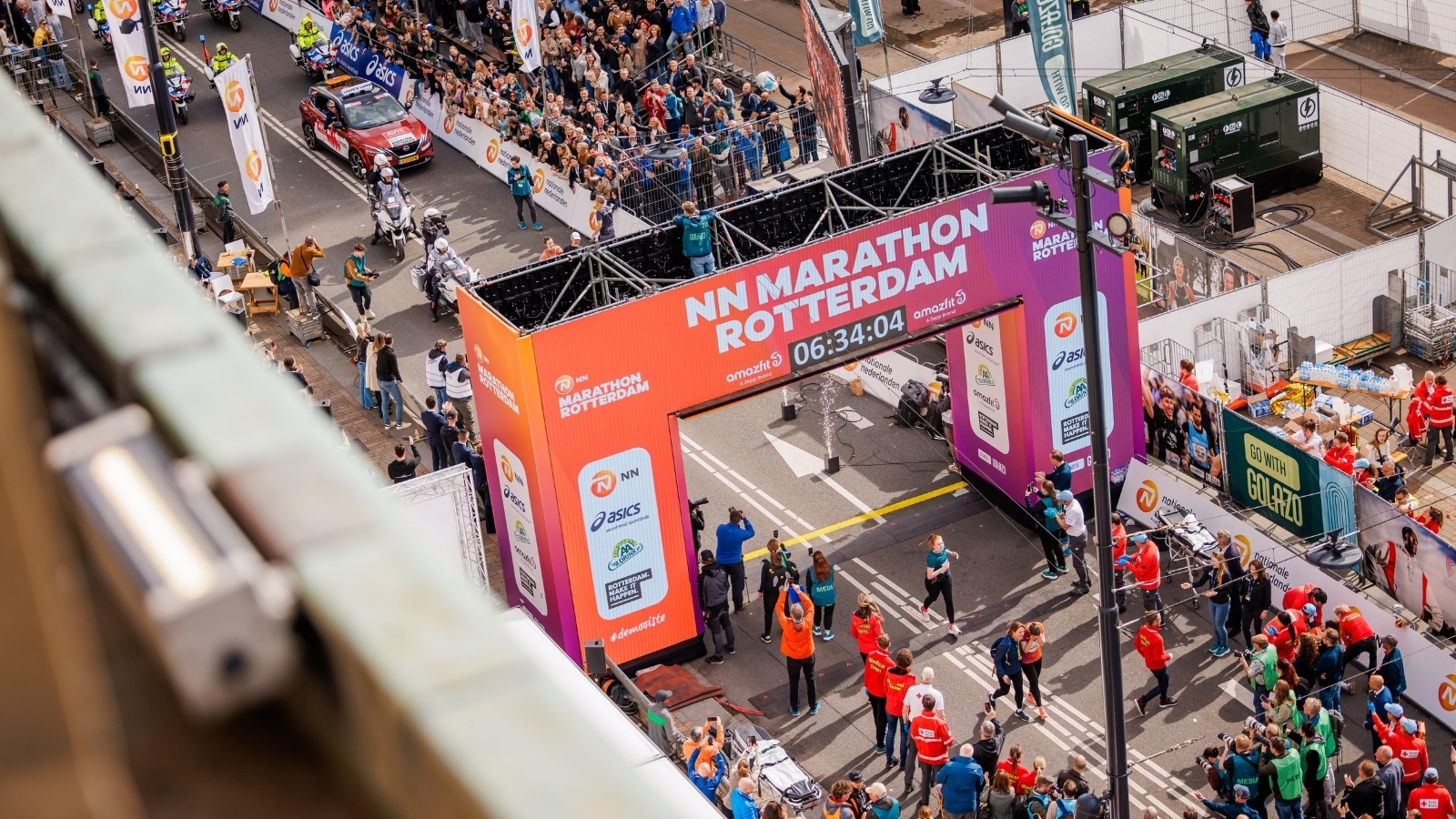 Luchtfoto van de finishlocatie van de NN Marathon Rotterdam met Vidiled LED-scherm zichtbaar te midden van publiek en lopers