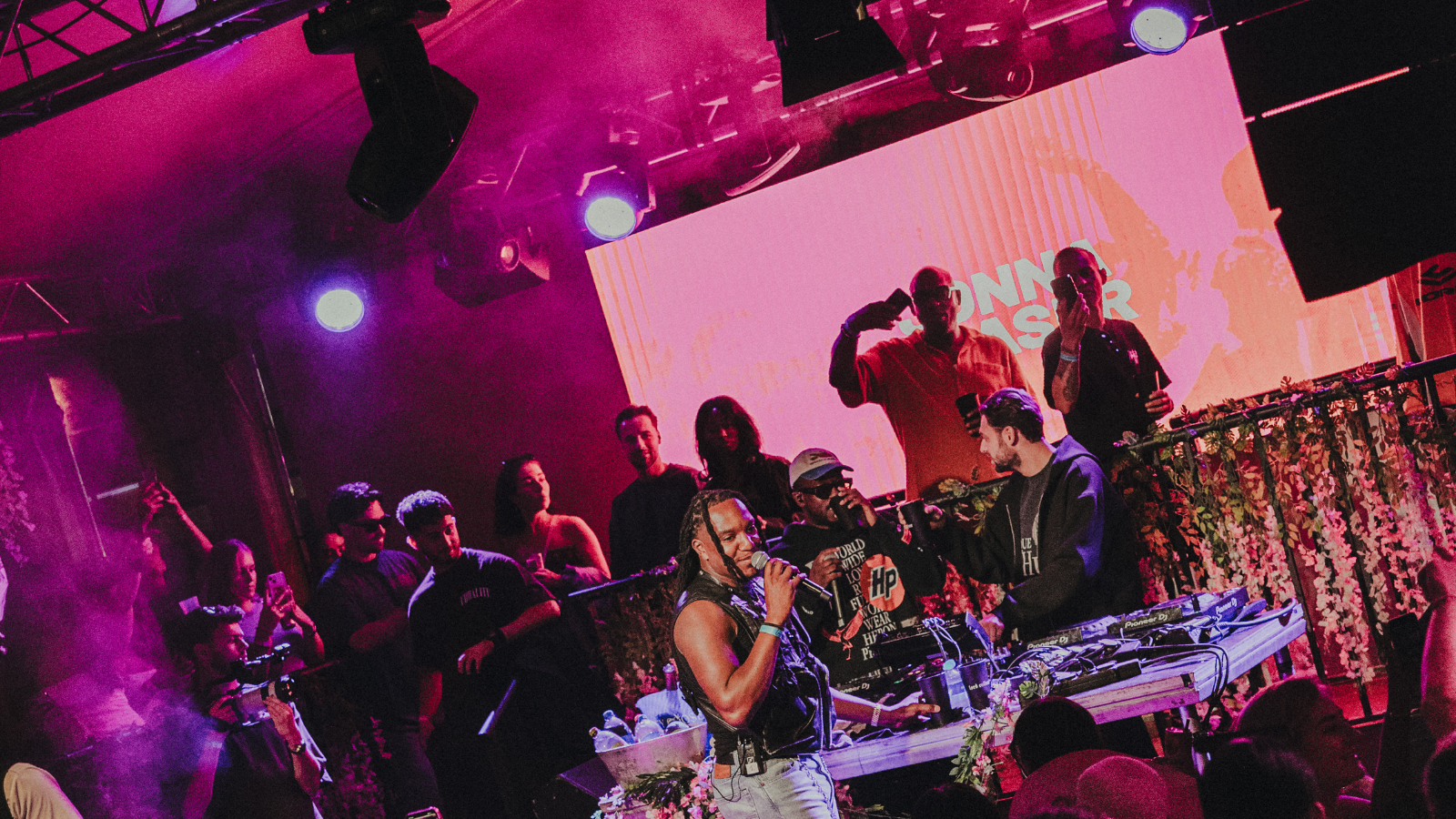 Groot Vidiled LED-scherm op het hoofdpodium van Shawty in Town Festival in Eindhoven met optredende artiesten en roze visuals