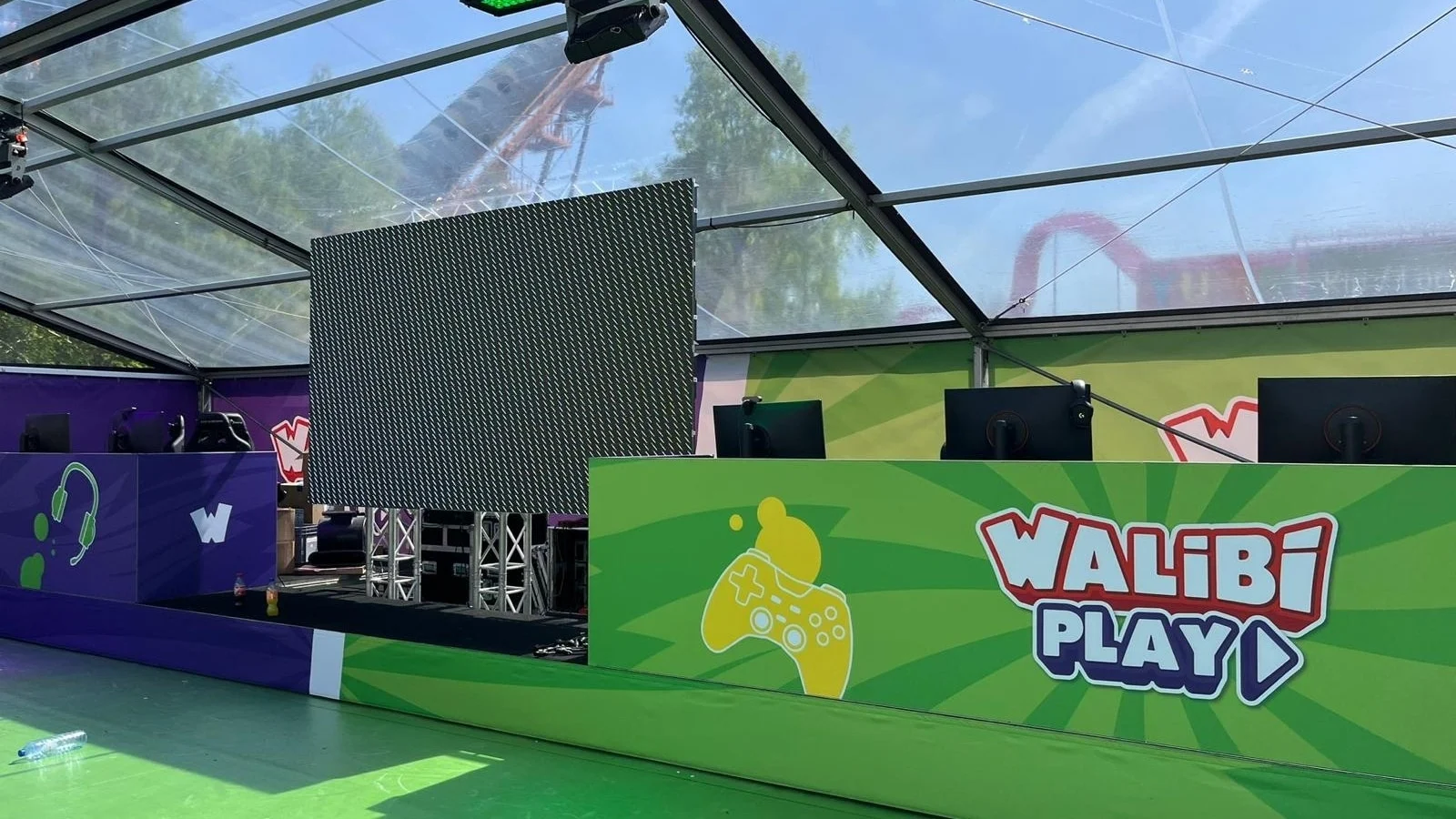 Zijaanzicht van een Vidiled LED-scherm verhuuroplossing geïntegreerd in de decorbouw van een evenement bij Walibi
