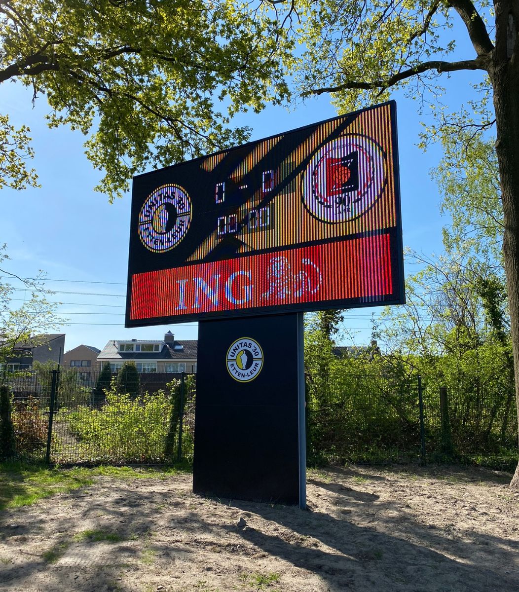 Vidiled LED-scherm bij Unitas'30 in Etten-Leur waarop een grote advertentie van hoofdsponsor ING getoond wordt