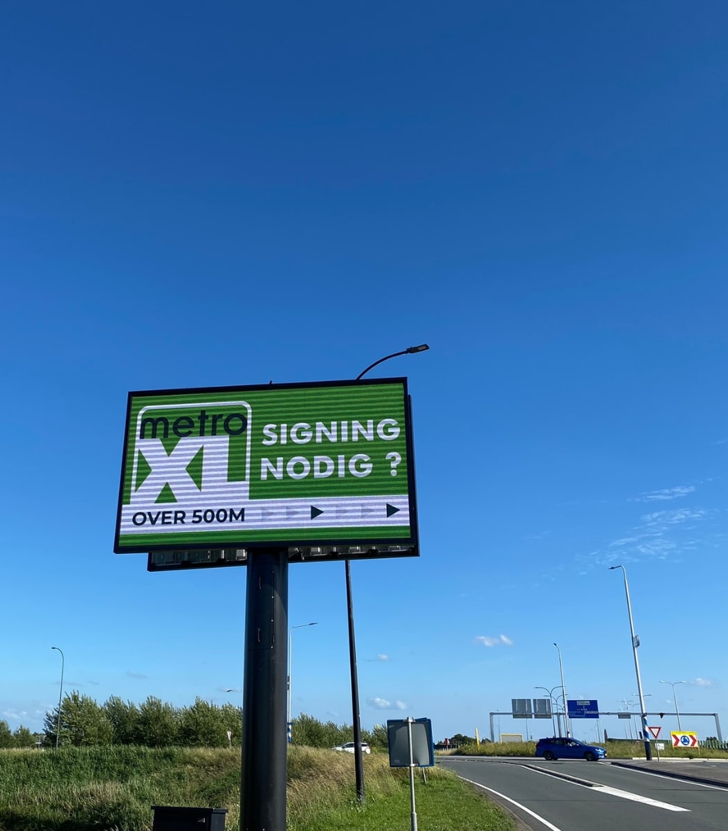 Vidiled LED-reclamescherm langs de Midden-Brabantweg Waalwijk met advertentie van XL Signing, zichtbaar voor verkeer op bedrijventerrein