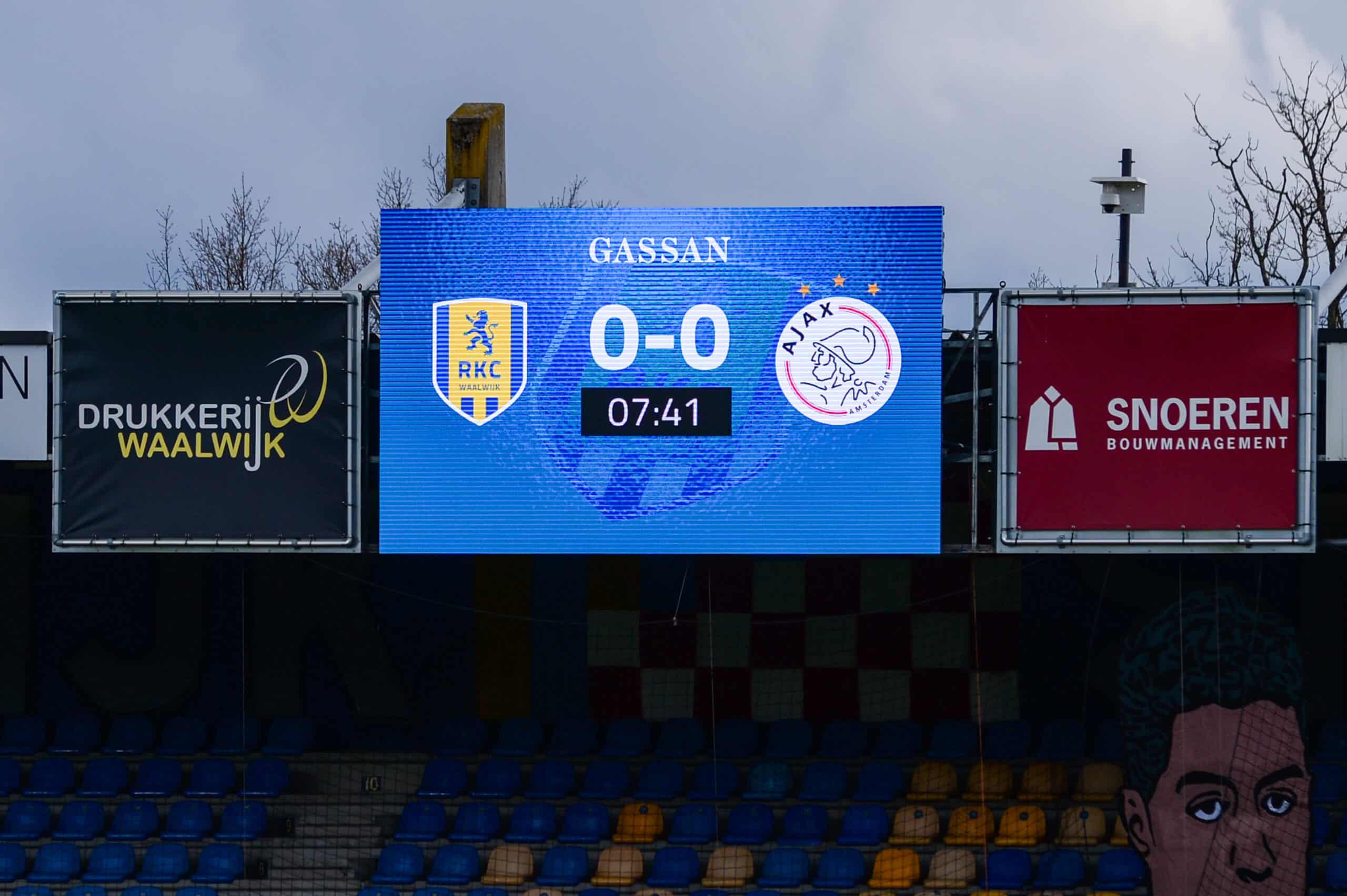LED scorebord van vidiled boven de tribune van RKC Waalwijk tijdens een wedstrijd.
