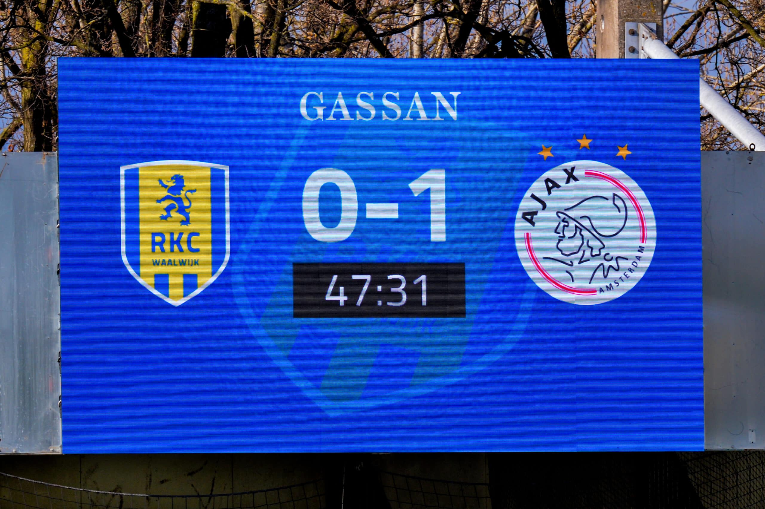 Vidiled LED-scorebord in RKC Waalwijk stadion met beginscore 0-0 en wedstrijdklok zichtbaar tijdens Eredivisie wedstrijd