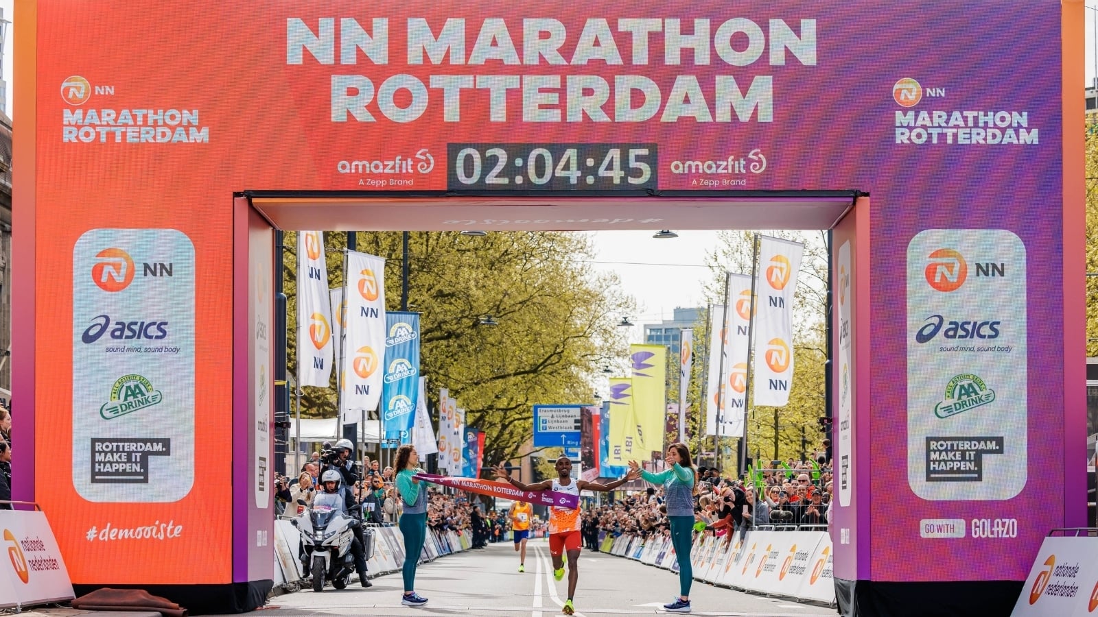 Vidiled LED-tijdscherm bij de finish van de NN Marathon Rotterdam met finishtijd 02:04:45 zichtbaar voor publiek en hardlopers