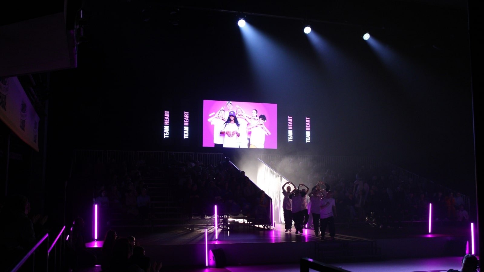 Grootformaat indoor LED-display van Vidiled met hoge verversingssnelheid, ideaal voor camera-opnames en live uitzendingen.