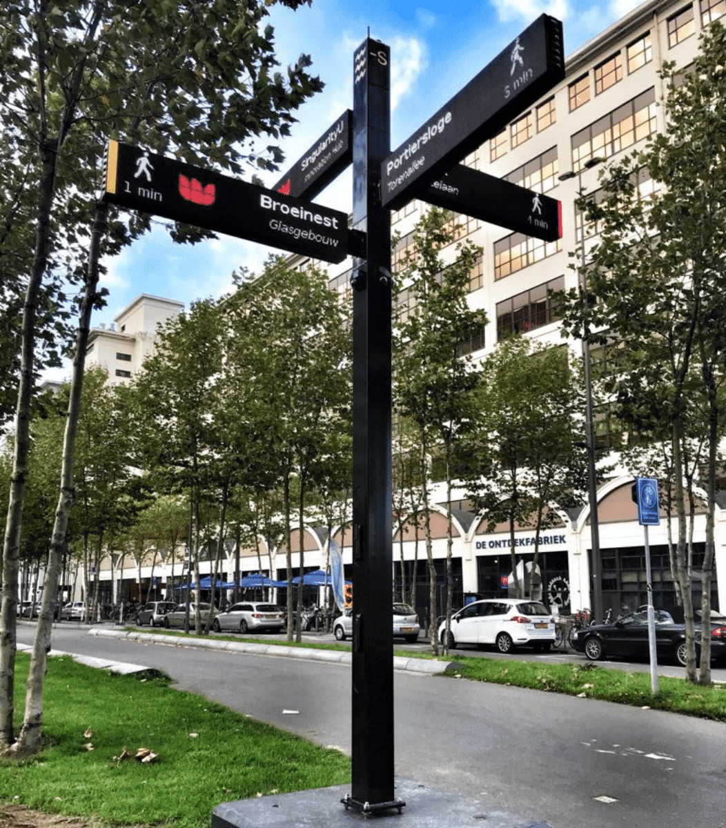 Digitale wegwijzer van Vidiled met LED-displays voor dynamische loopafstanden en bestemmingen.