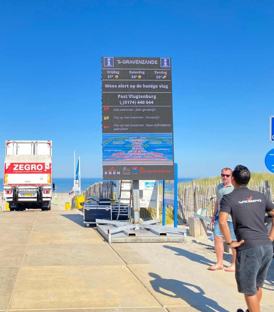 Installatie van een robuust outdoor LED-display door Vidiled voor publieke informatievoorziening aan de kust.