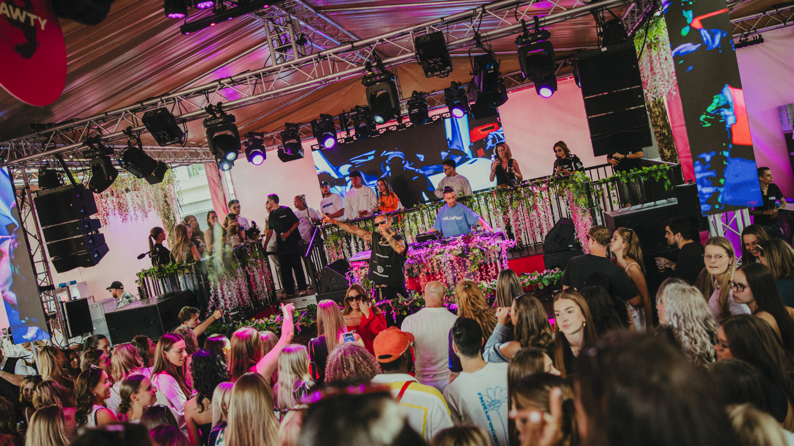 Overzicht van een drukbezocht Shawty in Town Festival in Eindhoven met een Vidiled LED-scherm als middelpunt van de lichtshow