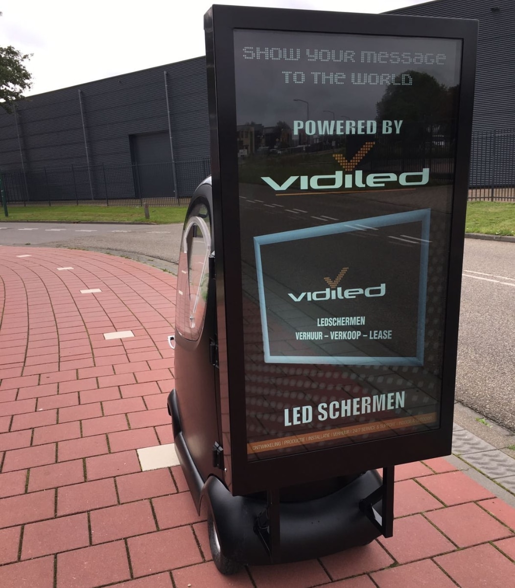 Achterzijde van de Vidiled Q-kar met LED-scherm en Powered by Vidiled branding, compact en mobiel reclamevoertuig