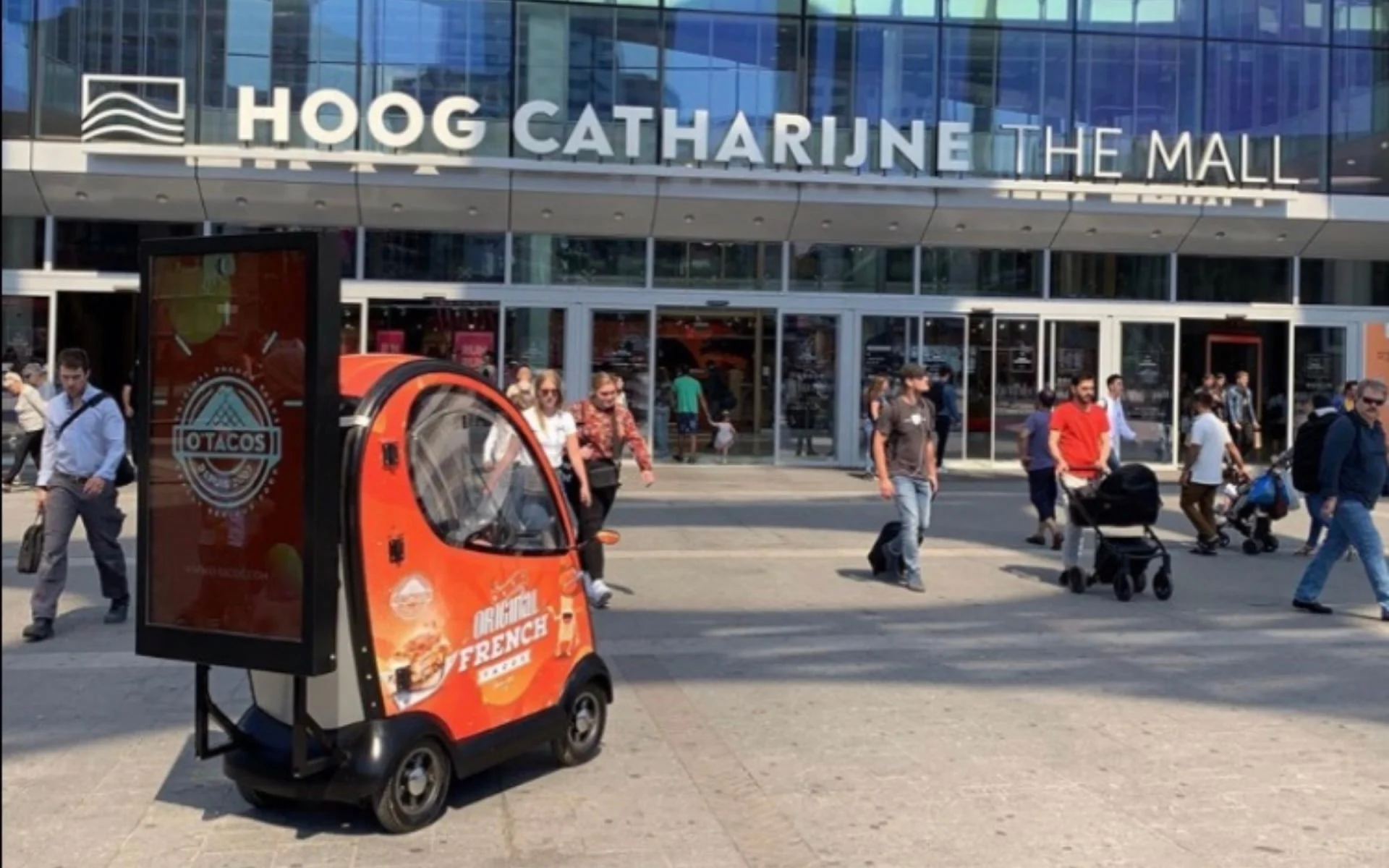Vidiled Q-kar mobiele LED-reclamewagen in gebruik voor winkelcentrum Hoog Catharijne Utrecht tijdens drukke winkeldag